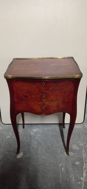 Table de salon, toute face en bois de placage....
