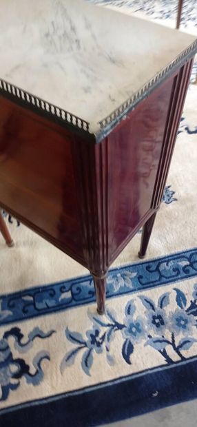 Chest of drawers, all faces in mahogany and...