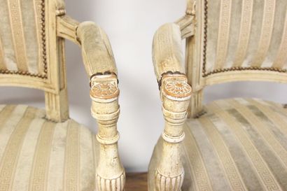 Paire de fauteuils en bois réchampi à décor...