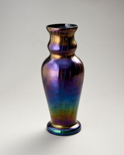 Vase balustre en verre irisé à décor de filets.

A...