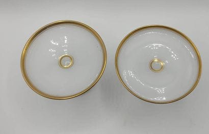 Paire de baguiers en opaline blanche de forme...