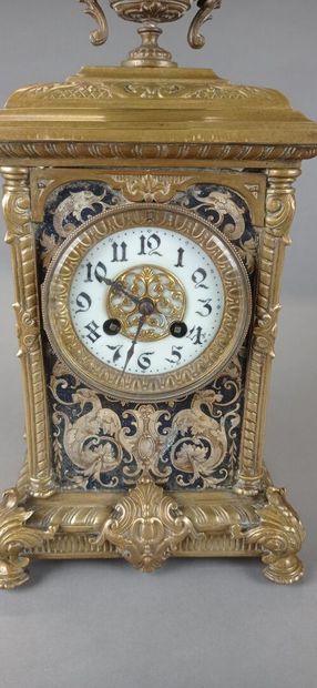 Pendule borne en bronze doré. 

Chaque face...