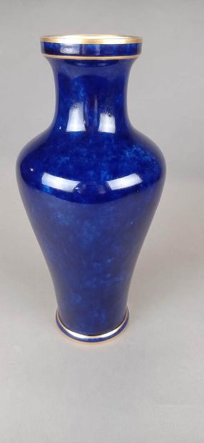 SEVRES

Vase balustre en porcelaine bleue...