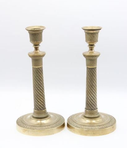 Paire de bougeoirs en bronze doré. 

Le fût...