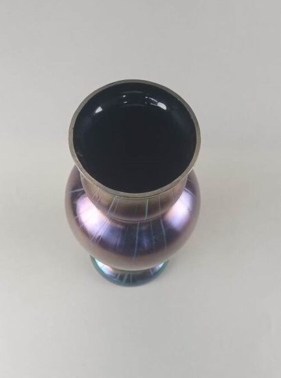 Vase balustre en verre irisé à décor de filets.

A...