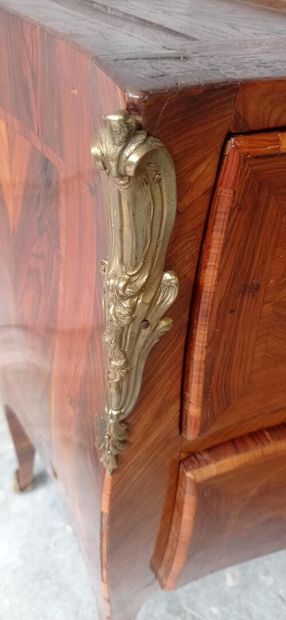 Petite commode d'entre-deux, galbée en façade,...