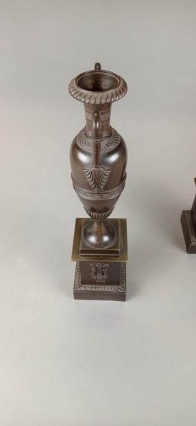 Paire de vases fuseaux en bronze à patine...