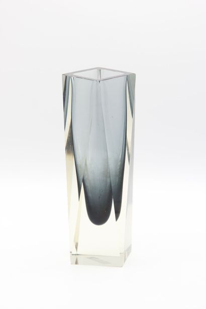 MURANO,

Vase de forme carrée en verre noir...