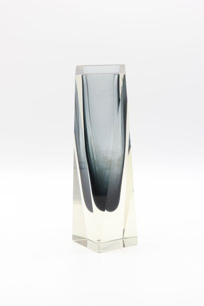 MURANO,

Vase de forme carrée en verre noir...