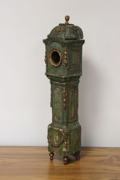 Curieux porte-montre en bois rechampi.

Il...