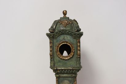 Curieux porte-montre en bois rechampi.

Il...