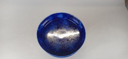 SEVRES

Coupe en porcelaine bleue poudrée.

Datée...