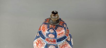 IMARI

Potiche couverte en porcelaine polychrome,...