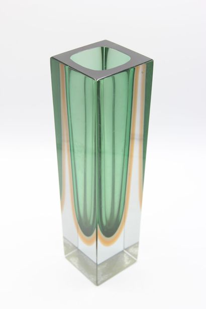 MURANO,

Vase de forme rectangulaire en verre...