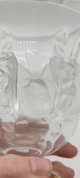 LALIQUE, France. 

Vase, modèle DAMPIERRE...