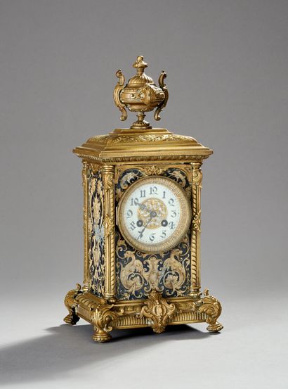 Pendule borne en bronze doré. 

Chaque face...