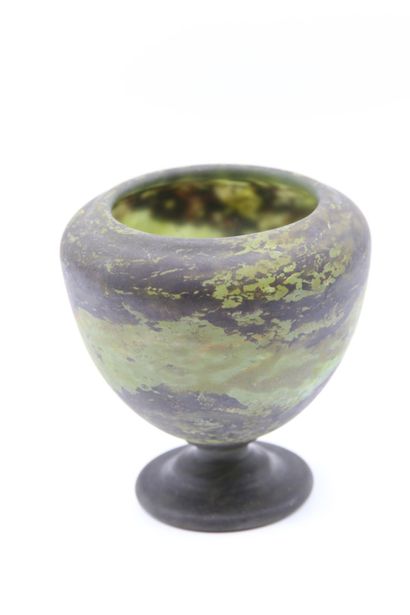 DAUM, Nancy.

Vase en verre marmoréen vert,...