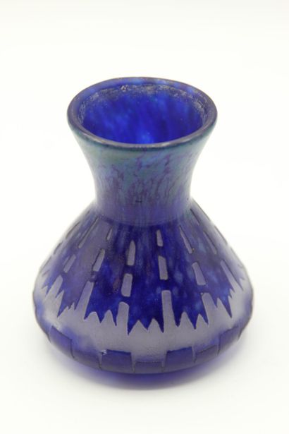 LE VERRE FRANCAIS.

Petit vase en verre marmoréen...