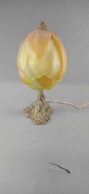 Lampe de bureau.

Le pied de forme mouvementé...