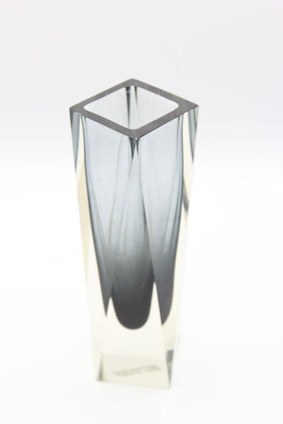 MURANO,

Vase de forme carrée en verre noir...