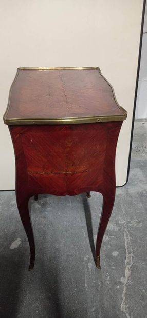 Table de salon, toute face en bois de placage....