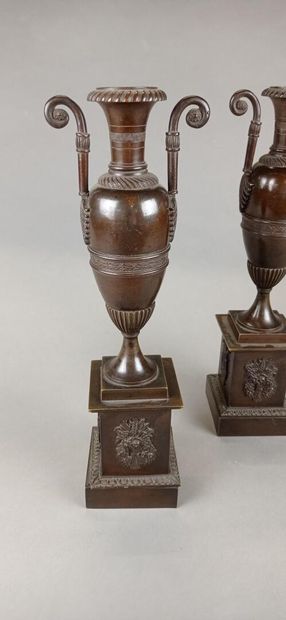 Paire de vases fuseaux en bronze à patine...