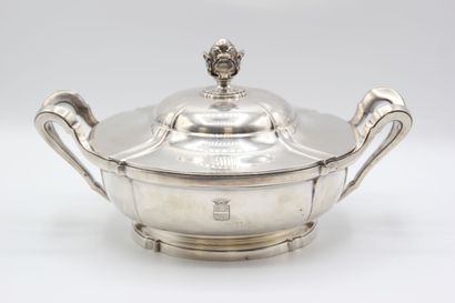 Covered vegetable dish and its lining in...