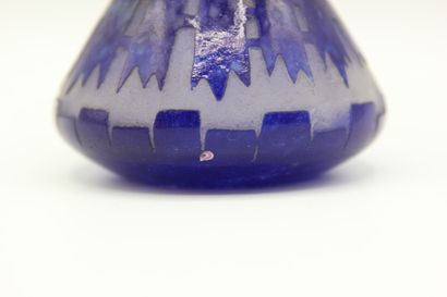LE VERRE FRANCAIS.

Petit vase en verre marmoréen...