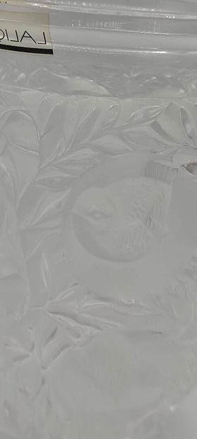 LALIQUE, France. 

Vase en cristal moulé-pressé.

Décor...
