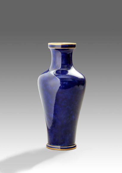SEVRES

Vase balustre en porcelaine bleue...