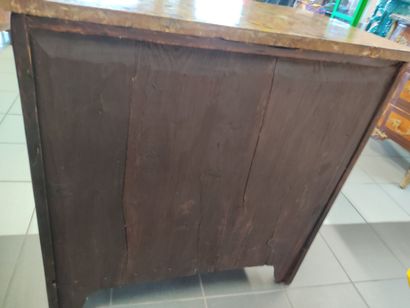Commode à beau galbe en façade en placage...