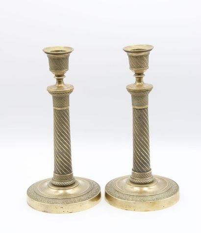 Paire de bougeoirs en bronze doré. 

Le fût...