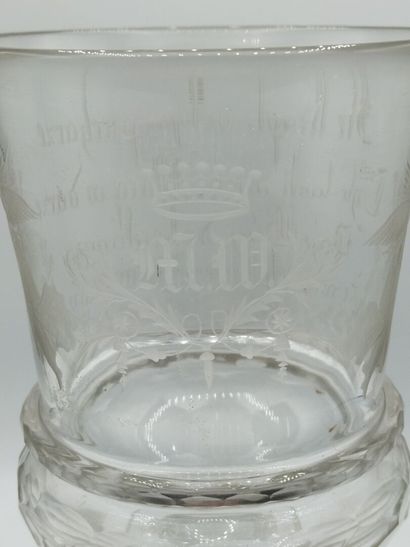 POLOGNE

Grand verre gravé et facetté à décor...