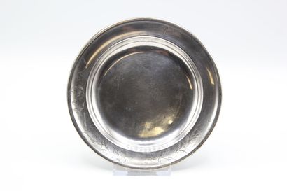 Assiette à bouillie en argent.

Décor de...
