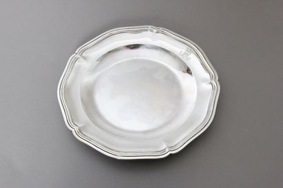 Plat en argent de forme circulaire, orné...