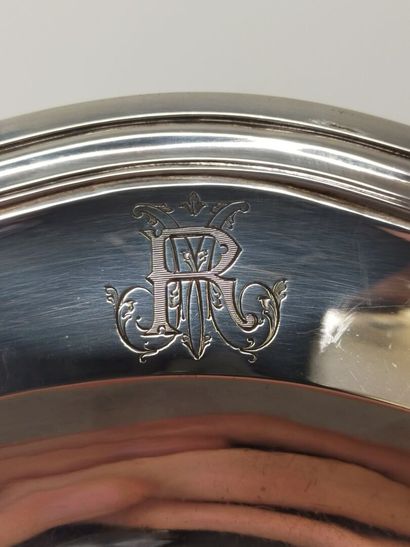 Plat en argent de forme circulaire, orné...