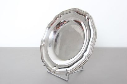 Plat en argent de forme circulaire, orné...