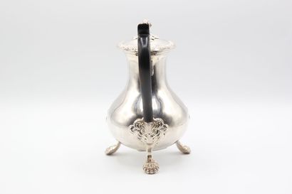 Petite verseuse tripode en argent.

Décor...
