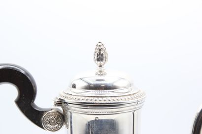 Cafetière en argent.

Pied, corps, couvercle...