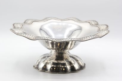 Corbeille ou coupe sur pied en argent.

Bordure...