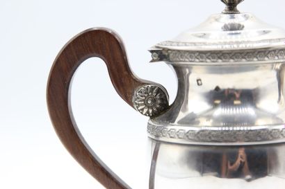 Cafetière tête à tête en argent.

Décor de...