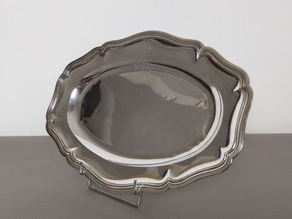 Plat ovale en argent de forme oblongue

Modèle...