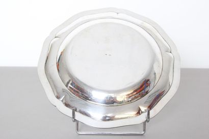 Plat en argent de forme circulaire, orné...