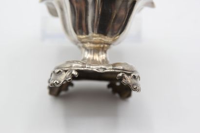 Petit saleron en argent de forme polylobée.

Pose...