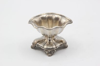 Petit saleron en argent de forme polylobée.

Pose...