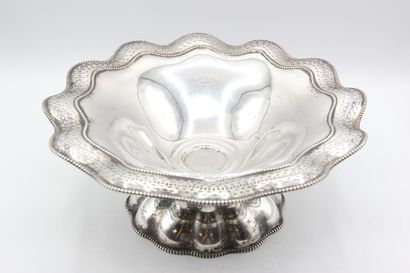 Corbeille ou coupe sur pied en argent.

Bordure...