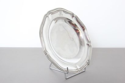 Plat en argent de forme circulaire, orné...