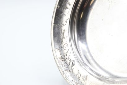Assiette à bouillie en argent.

Décor de...