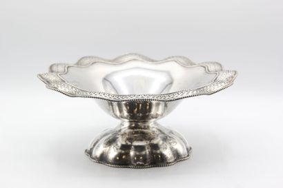 Corbeille ou coupe sur pied en argent.

Bordure...