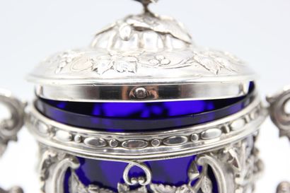 Sucrier couvert en argent.

Décor ajouré...